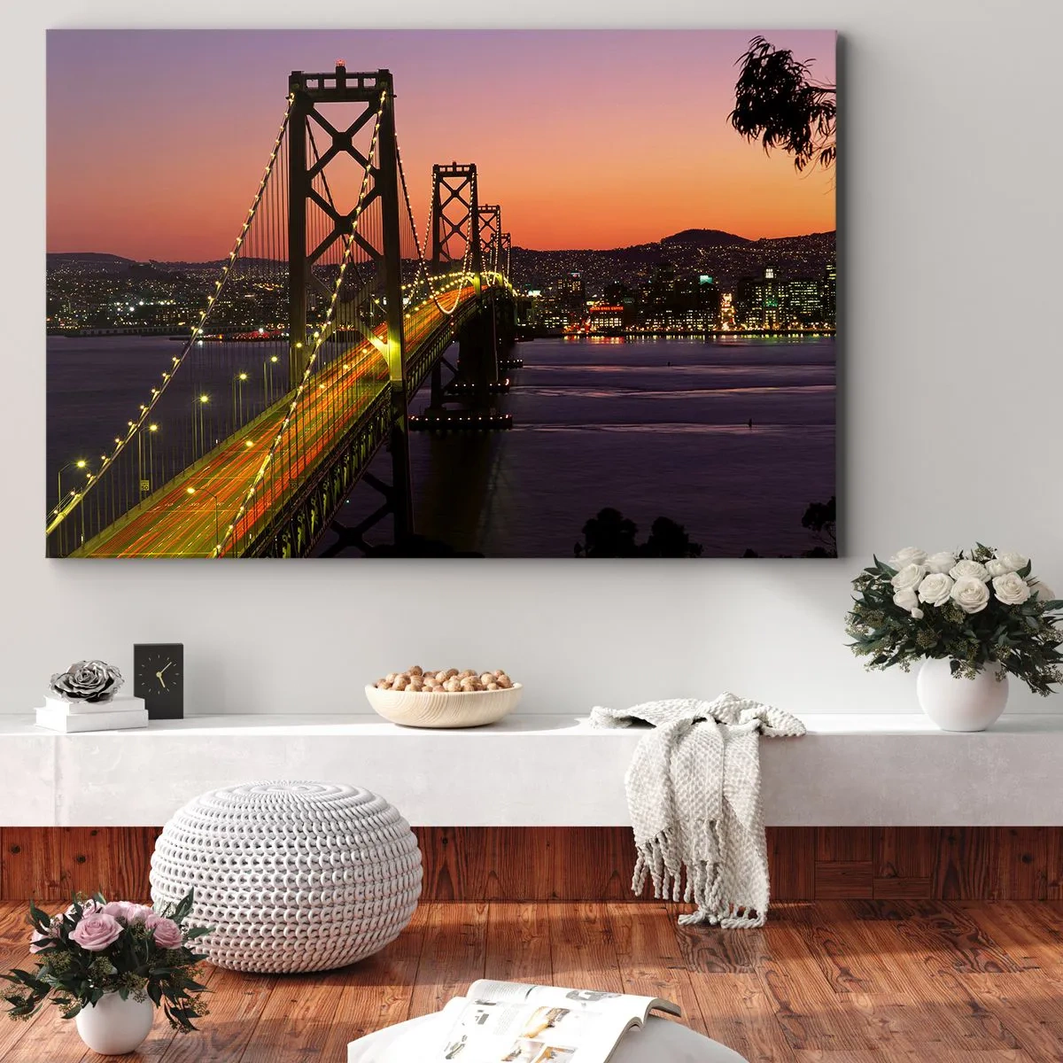 Lærredstryk - Billede på lærred - En bro oplyst om natten over vandet med panoramaudsigt over byen - 70x50cm - En aften i lilla - Moderne vægdekoration til stue og soveværelse ARTTOR