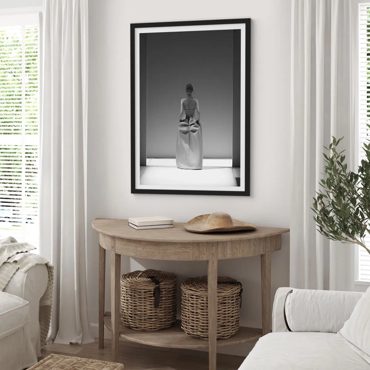 Plakat i sort ramme - Et minimalistisk sort-hvidt fotografi af en kvinde på catwalken. - 50x70cm - Raffineret enkelhed - Moderne vægdekoration til stue og soveværelse ARTTOR