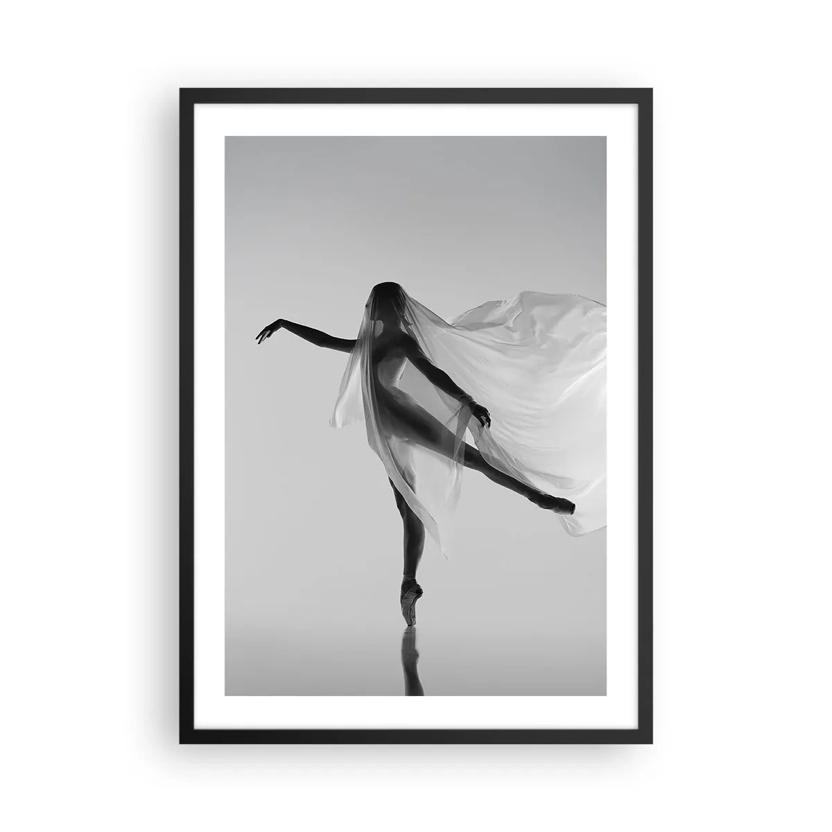 Plakat i sort ramme - En danser i et luftigt slør i en sort-hvid komposition - 50x70cm - Lethed og ynde - Moderne vægdekoration til stue og soveværelse ARTTOR