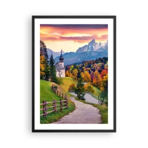 Plakat i sort ramme - Bjergkapel blandt efterårstræer ved solnedgang - 50x70cm - Landskab som maleri - Moderne vægdekoration til stue og soveværelse ARTTOR