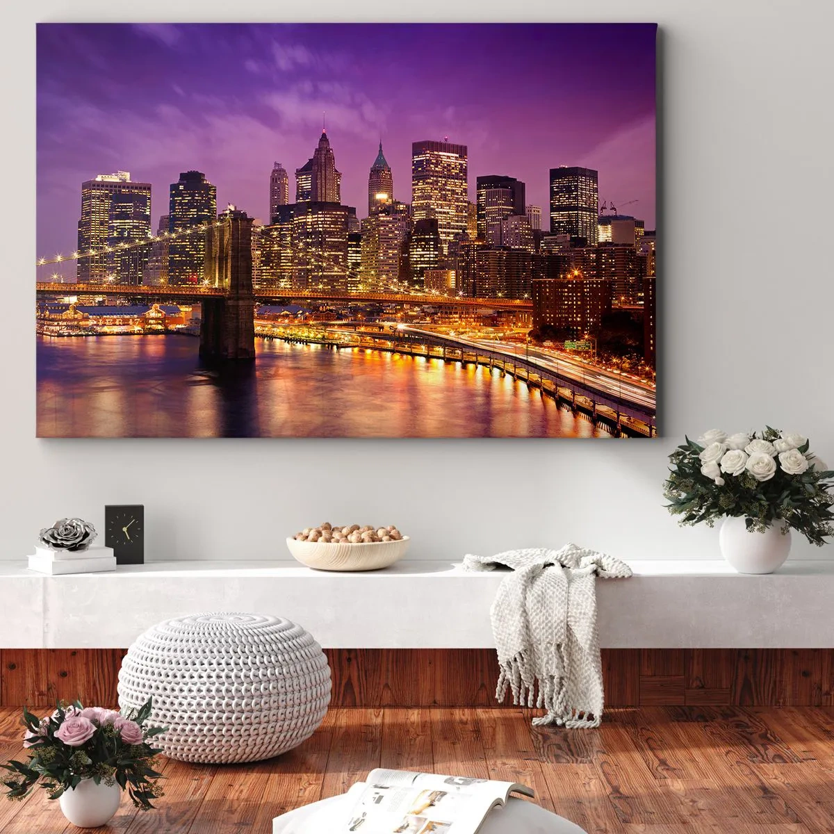 Lærredstryk - Billede på lærred - Panorama af byen med broen i aftenlyset mod den lilla himmel - 70x50cm - Lilla og gylden Manhattan - Moderne vægdekoration til stue og soveværelse ARTTOR