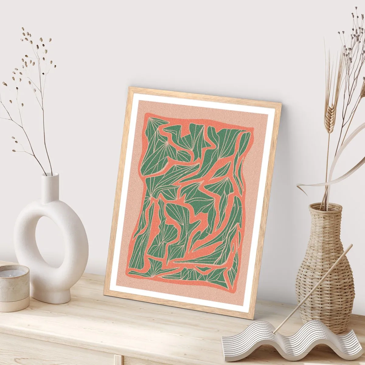 Plakat i ramme af lyst egetræ - En kamp mellem koral og grøn - 50x70 cm