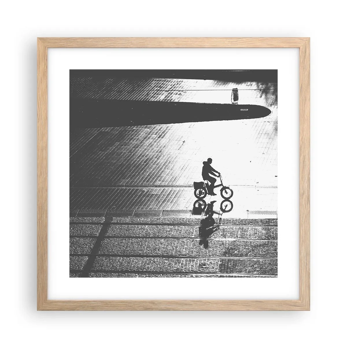 Plakat i ramme af lyst egetræ - Fremad, gennem byen - 40x40 cm