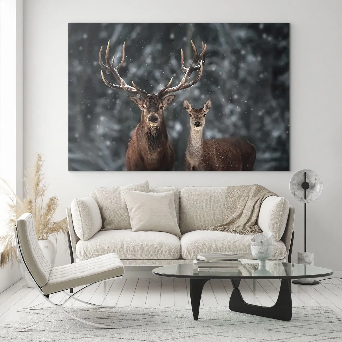 Billede på glas - En hjort og en hind i en vinterskov dækket af sne - 70x50cm - Skovens herre og hans kone - Moderne vægdekoration til stue og soveværelse ARTTOR