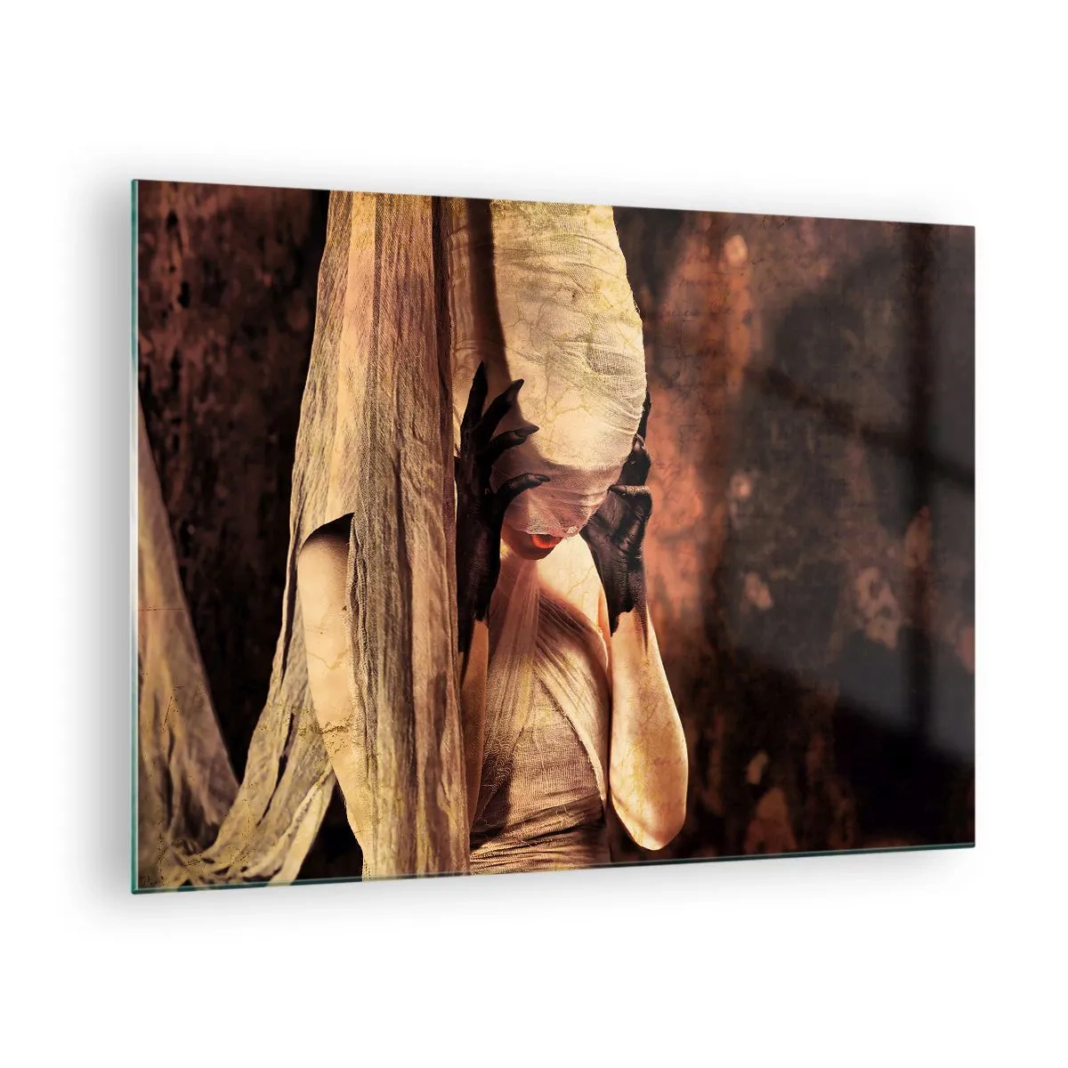Billede på glas - En mystisk kvinde omgivet af gyldne stoffer - 70x50cm - Mellem godt og ondt - Moderne vægdekoration til stue og soveværelse ARTTOR