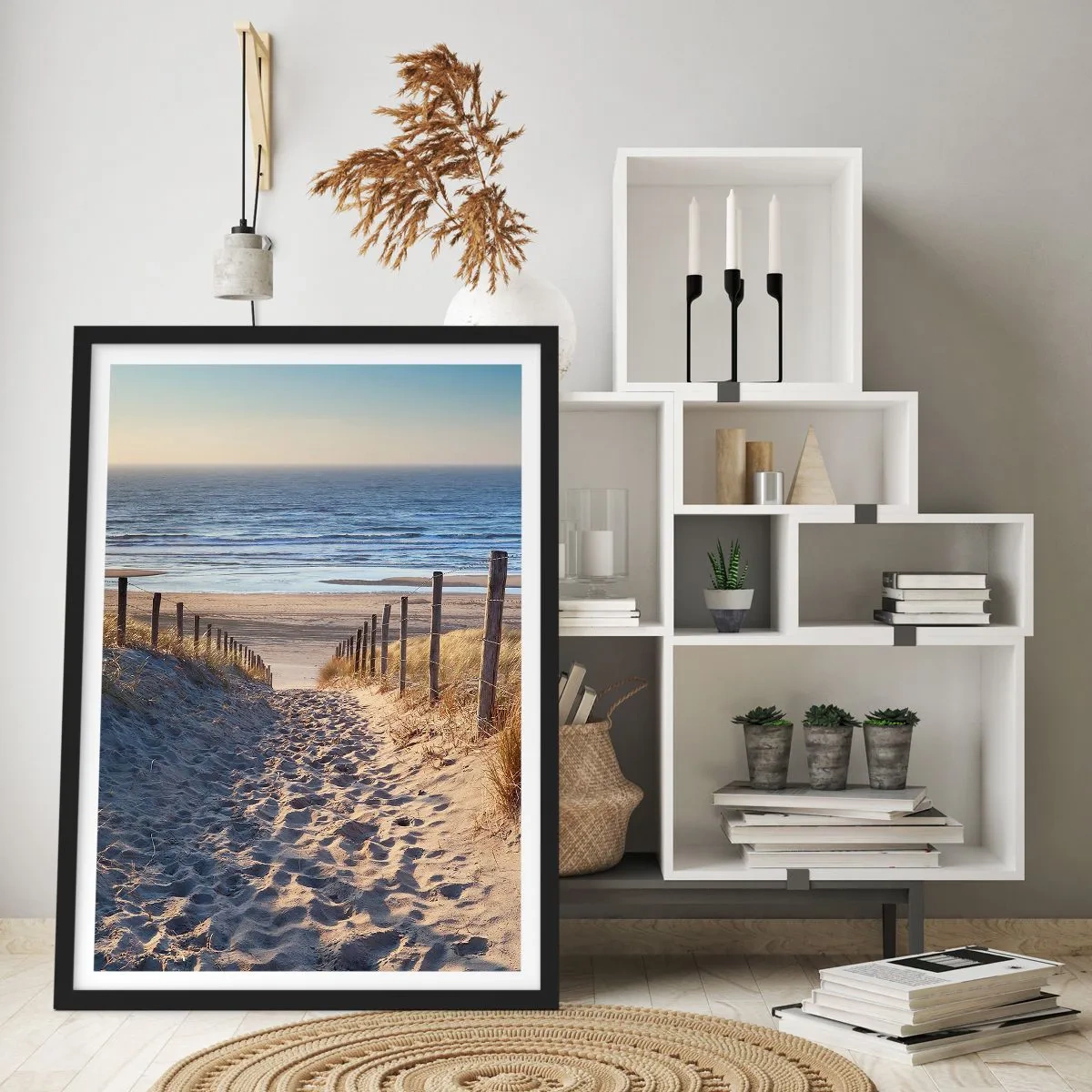 Plakat i sort ramme - Sti gennem klitterne, der fører til stranden ved solnedgang - 50x70cm - Havet brummer, fuglene synger, en vild strand midt i græsset.... - Moderne vægdekoration til stue og soveværelse ARTTOR