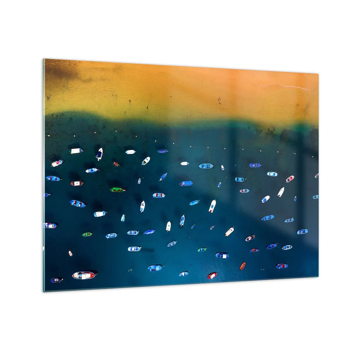 Billede på glas - Både mod baggrund af turkisblåt vand og en gylden kyst - 70x50cm - En ferieleg - Moderne vægdekoration til stue og soveværelse ARTTOR