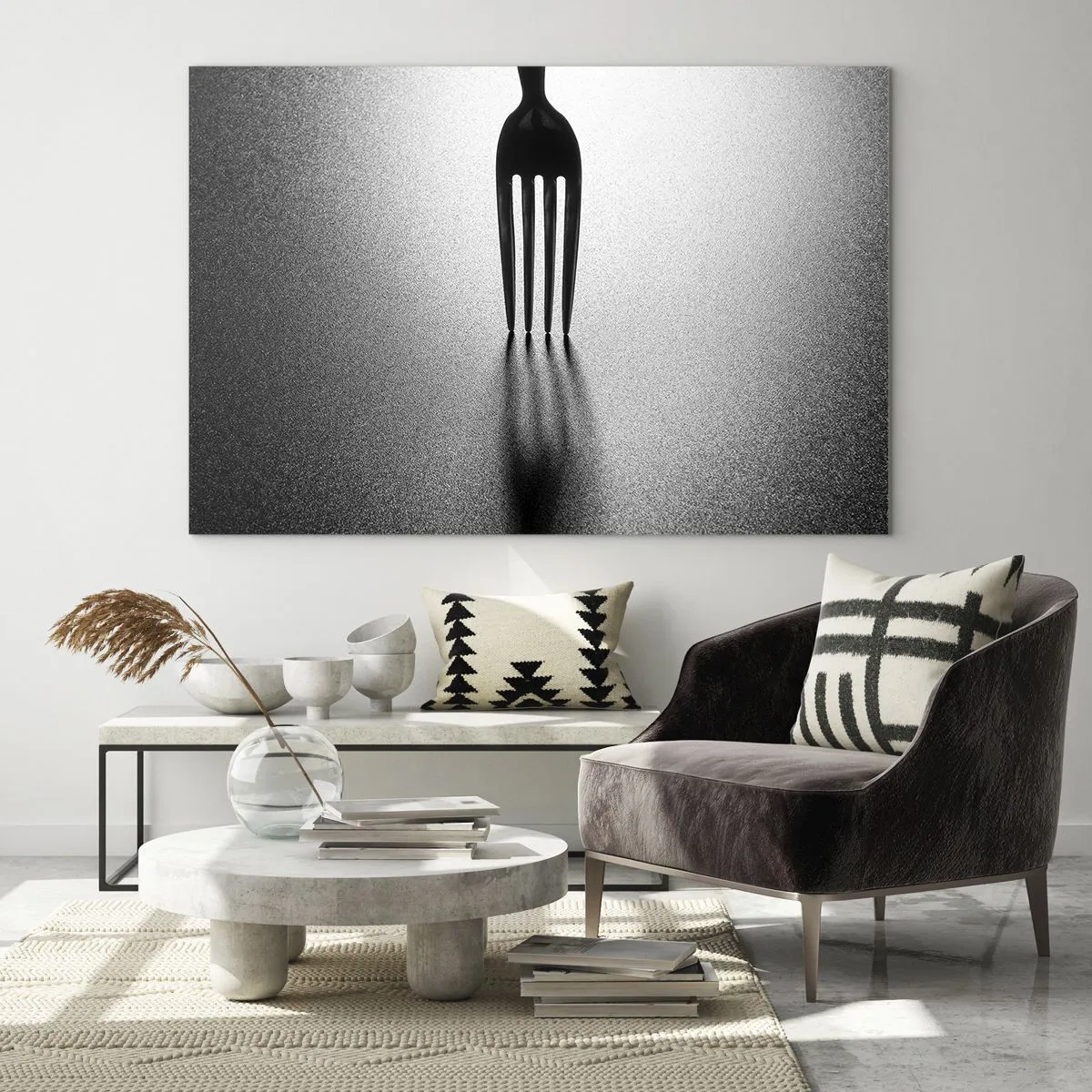 Billede på glas - En gaffel, der kaster en skygge i en minimalistisk sort-hvid komposition - 70x50cm - Lys og skygge - Moderne vægdekoration til stue og soveværelse ARTTOR