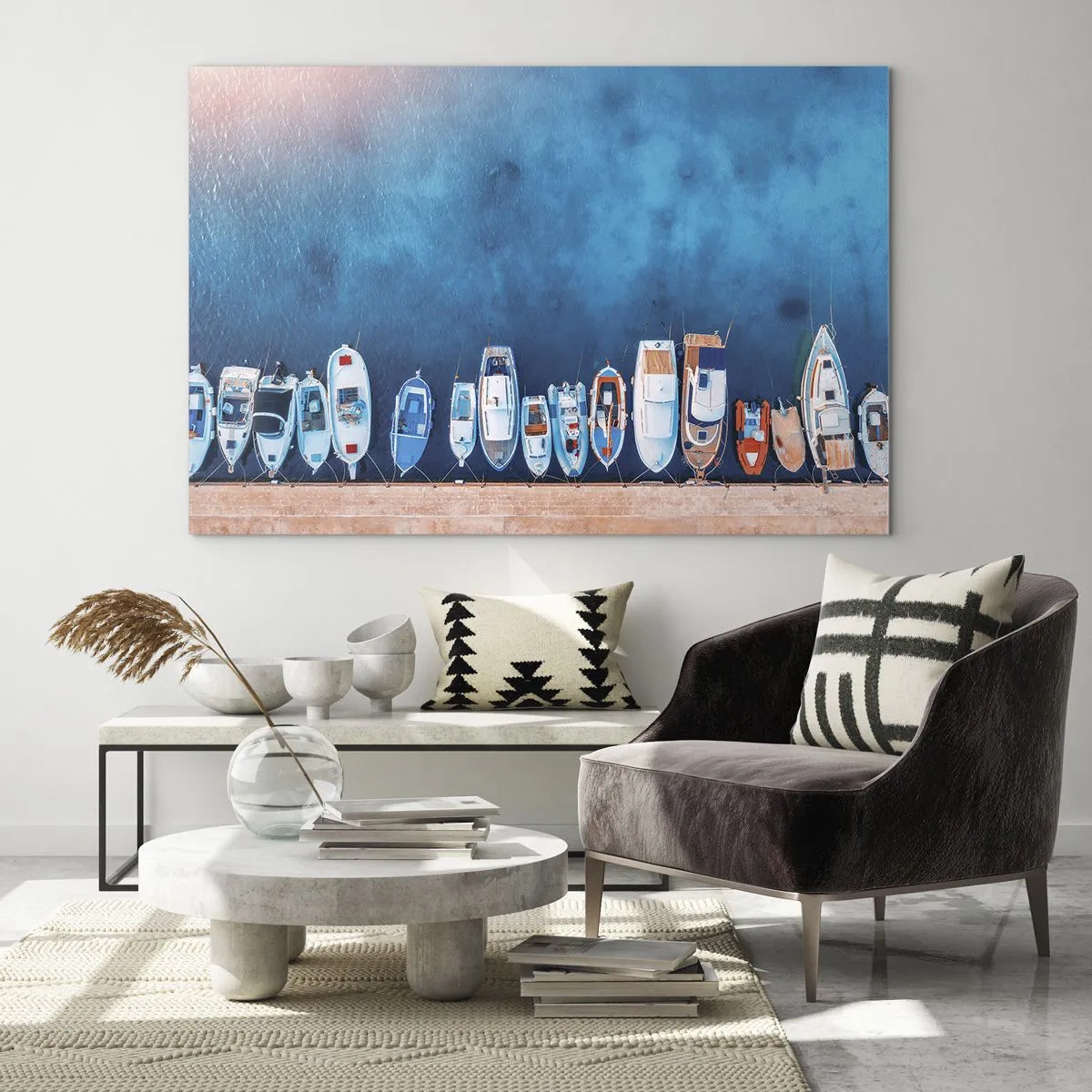 Billede på glas - Både fortøjet til kysten set fra fugleperspektiv - 70x50cm - I én række - Moderne vægdekoration til stue og soveværelse ARTTOR
