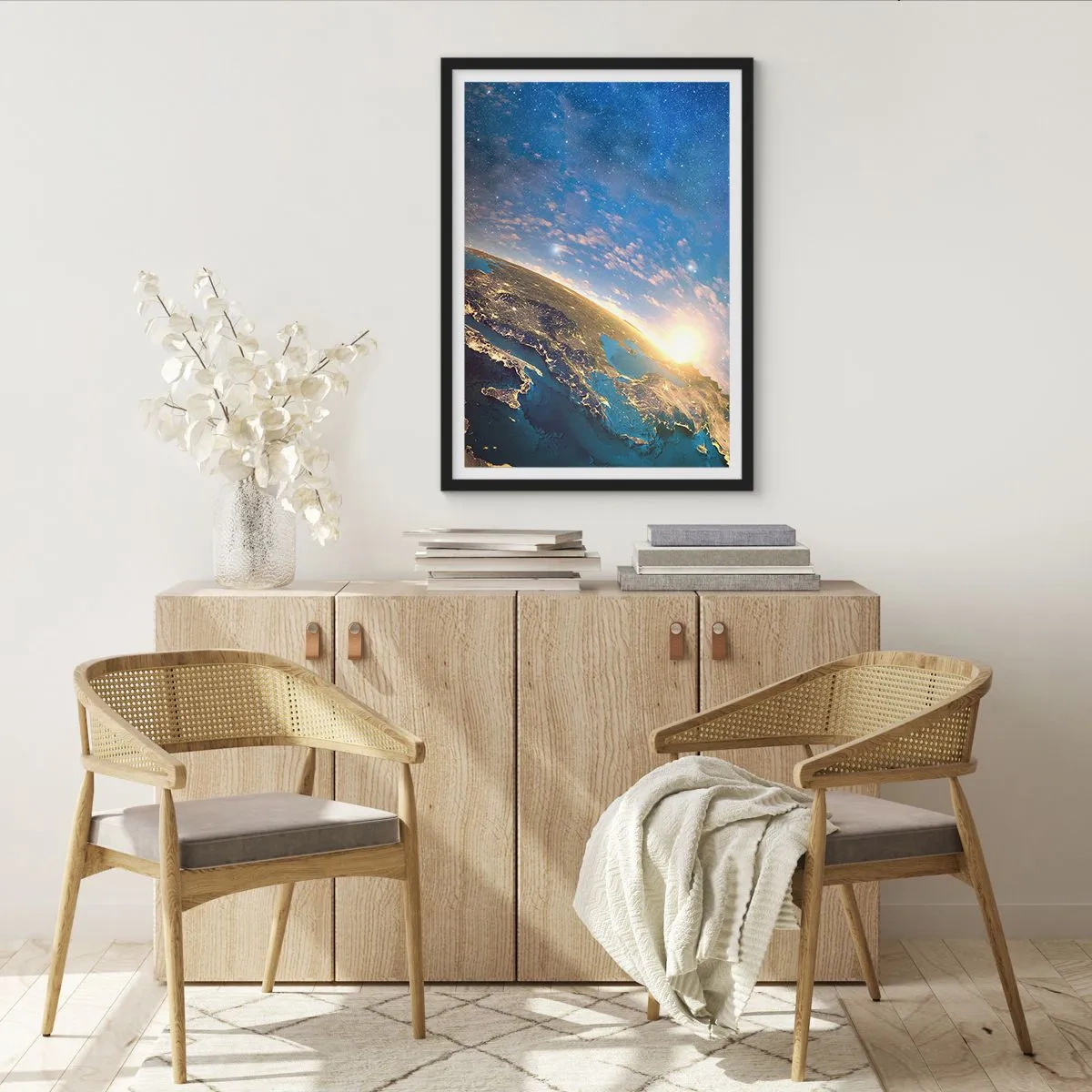 Plakat i sort ramme - Jorden set fra rummet ved solopgang - 50x70cm - Lad os se på hinanden på afstand - Moderne vægdekoration til stue og soveværelse ARTTOR