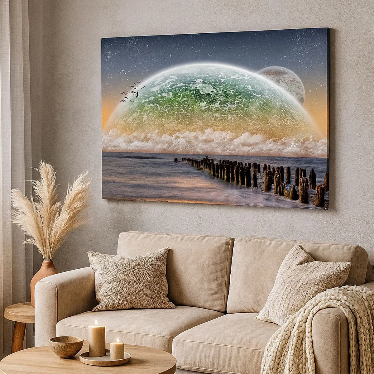 Lærredstryk - Billede på lærred - Et fantastisk landskab med en stor planet over havet og en træmole. - 70x50cm - Og verden kom op af vandet - Moderne vægdekoration til stue og soveværelse ARTTOR