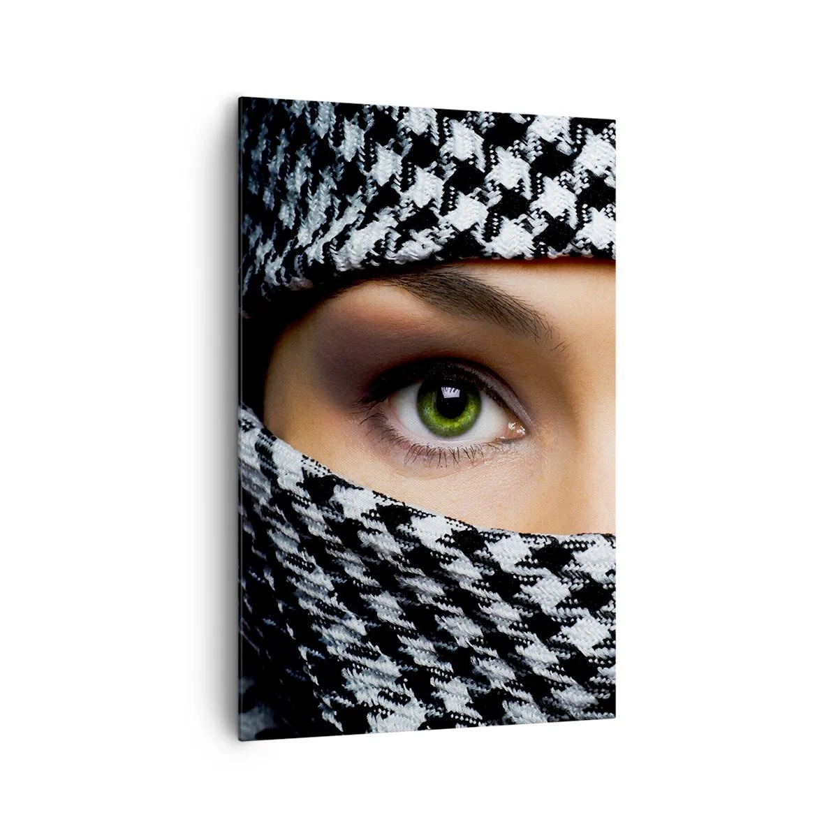 Lærredstryk - Billede på lærred - Et portræt af en sur grønøjede skønhed med grønne øjne - 80x120 cm