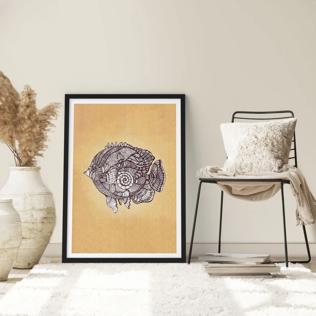 Plakat i sort ramme - Kunstnerisk fisk i mandalastil på en beige baggrund - 50x70cm - Fra et hav af ornamenter - Moderne vægdekoration til stue og soveværelse ARTTOR