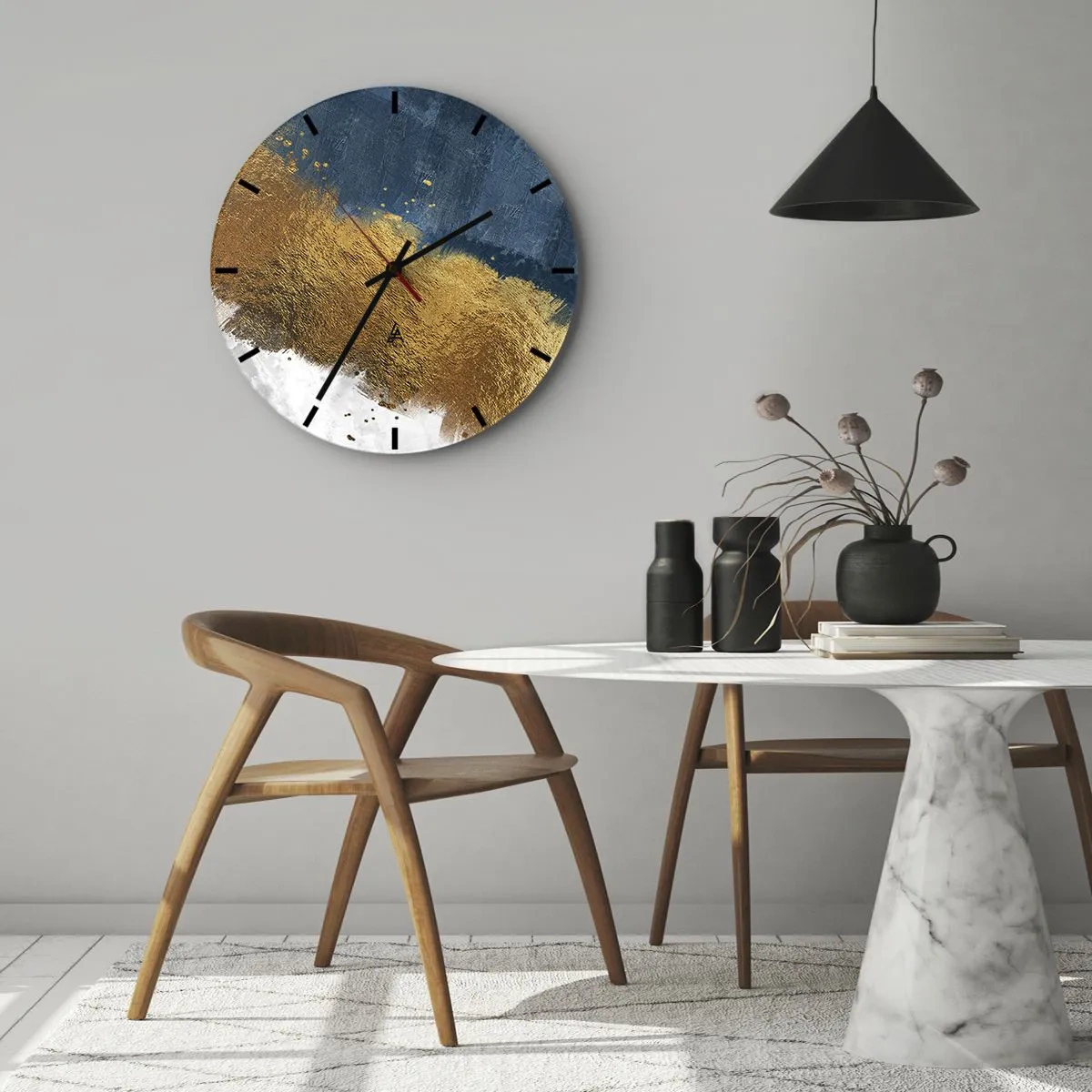 Vægur, Uret - Abstrakte penselstrøg i guld og marineblå på en hvid baggrund - 30x30cm - Sommerens farver - Moderne vægdekoration til stue, køkken og soveværelse ARTTOR