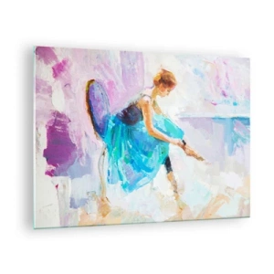 Billede på glas - En ballerina i en blå kjole mod en impressionistisk baggrund - 70x50cm - Ubeskrivelig ynde, subtil charme - Moderne vægdekoration til stue og soveværelse ARTTOR