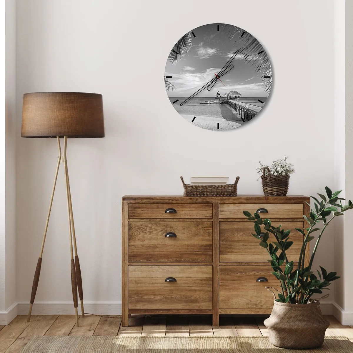 Vægur, Uret - En sort-hvid mole med et lysthus ved havet og palmer i rammen. - 30x30cm - Et minde eller en drøm? - Moderne vægdekoration til stue, køkken og soveværelse ARTTOR