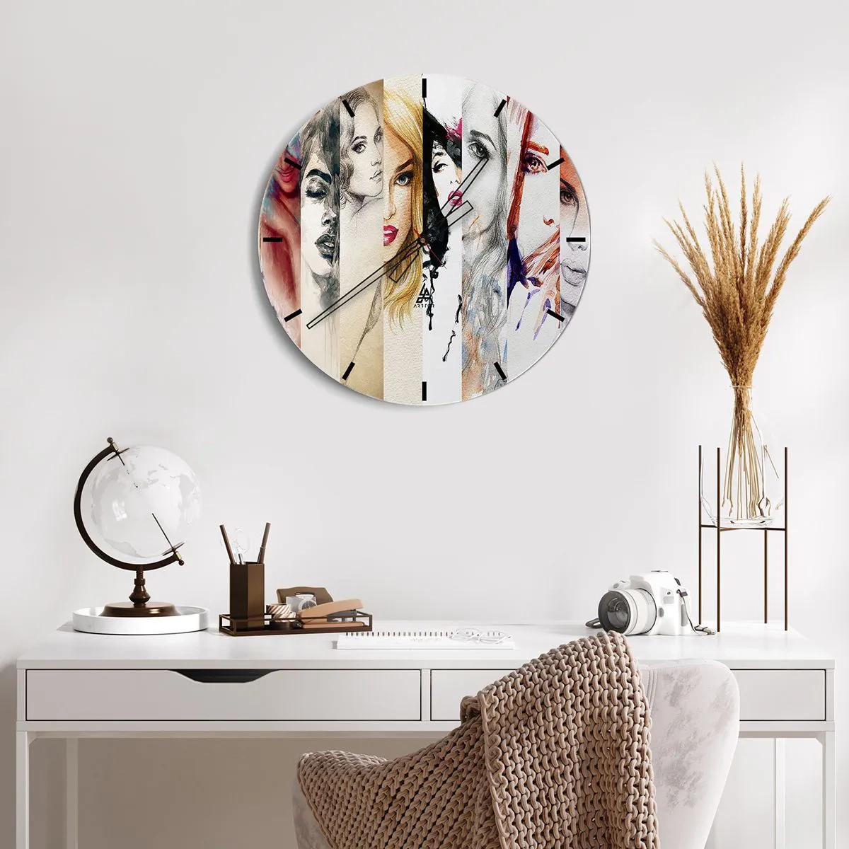 Vægur, Uret - Portrætter af kvinder i forskellige kunstneriske stilarter - 30x30cm - Og det er altid DIG - Moderne vægdekoration til stue, køkken og soveværelse ARTTOR