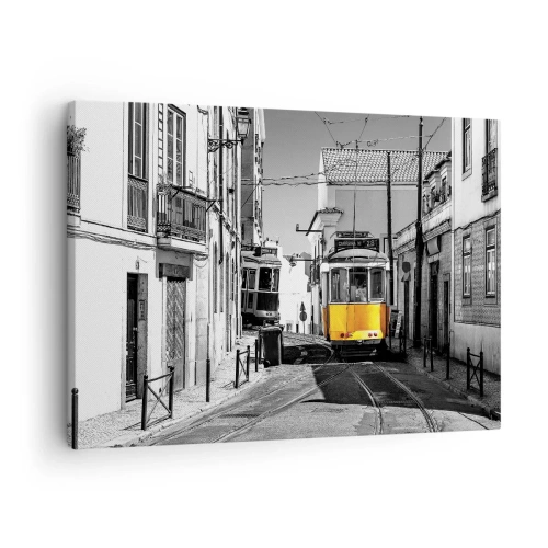 Lærredstryk - Billede på lærred - En gul sporvogn på Lissabons gader i en monokromatisk setting - 70x50cm - Lissabons ånd - Moderne vægdekoration til stue og soveværelse ARTTOR