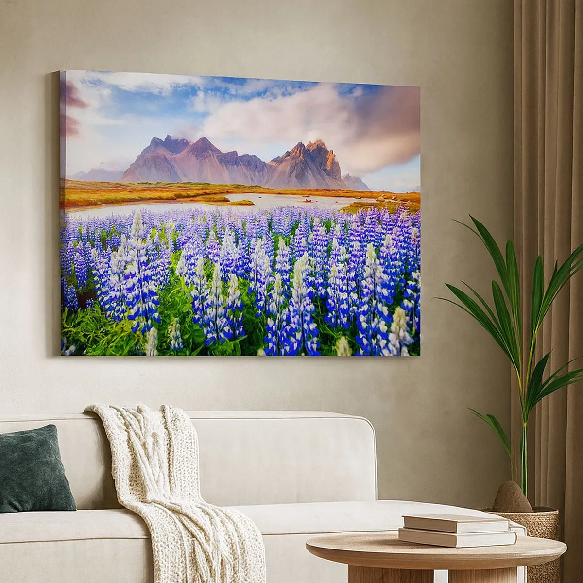 Lærredstryk - Billede på lærred - Blomster i et bjerglandskab med en malerisk himmel - 70x50cm - Styrke og strenghed ved siden af blidhed - Moderne vægdekoration til stue og soveværelse ARTTOR