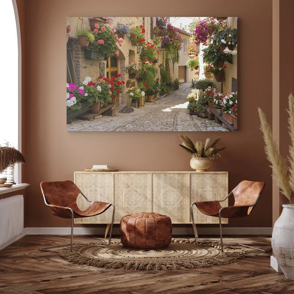 Lærredstryk - Billede på lærred - En gade med potteblomster og stenmure - 70x50cm - I en strøm af blomster - Moderne vægdekoration til stue og soveværelse ARTTOR