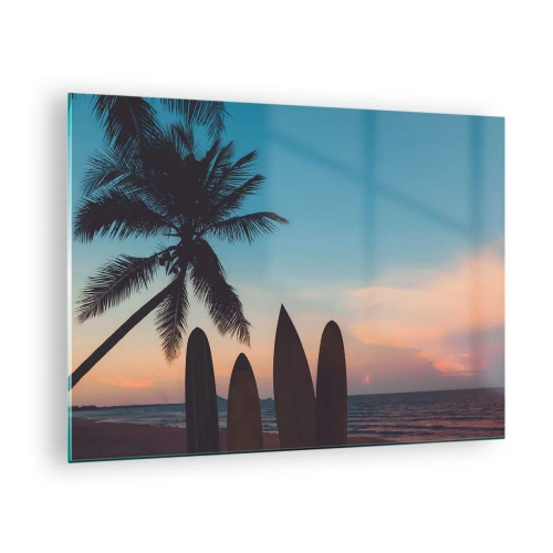 Billede på glas - Palmetræ og surfbrætter på stranden ved solnedgang - 70x50cm - I morgen bliver også sjovt - Moderne vægdekoration til stue og soveværelse ARTTOR