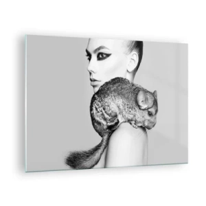 Billede på glas - Portræt af en kvinde med en chinchilla i sort-hvid - 70x50cm - Dame med en chinchilla - Moderne vægdekoration til stue og soveværelse ARTTOR