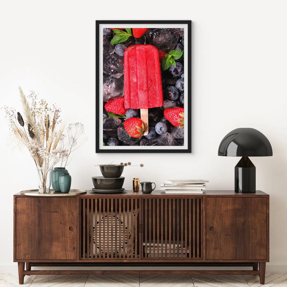 Plakat i sort ramme - Rød issorbet på en pind omgivet af jordbær og blåbær - 50x70cm - En smag af varm sommer - Moderne vægdekoration til stue og soveværelse ARTTOR