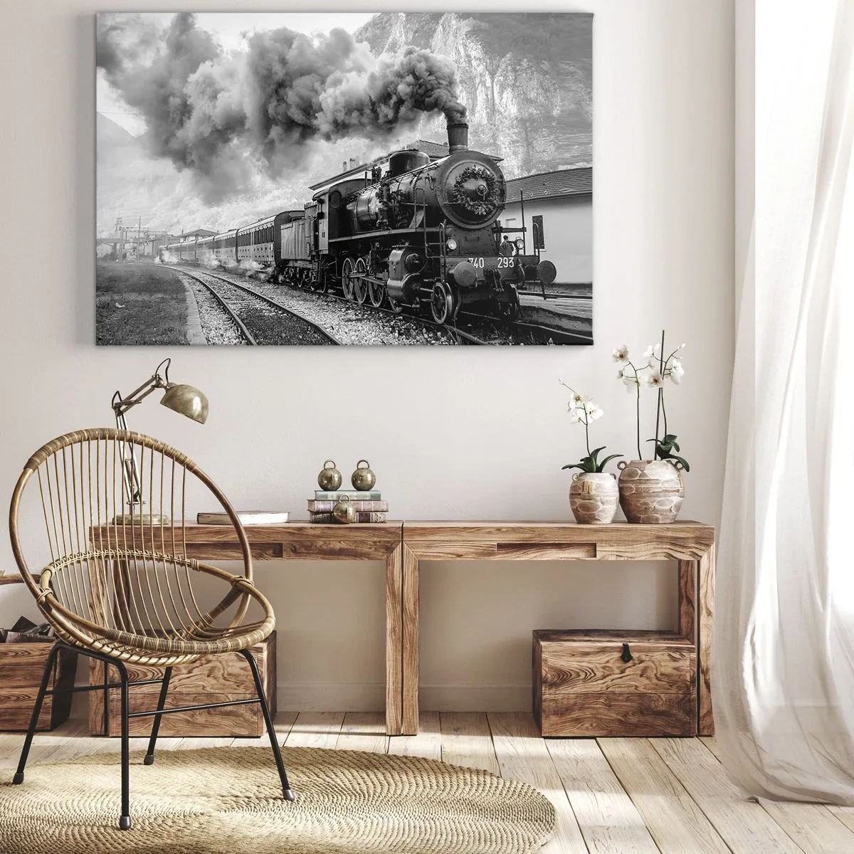 Lærredstryk - Billede på lærred - Et sort-hvidt damplokomotiv mod et bjerglandskab - 70x50cm - Står på stationen... - Moderne vægdekoration til stue og soveværelse ARTTOR