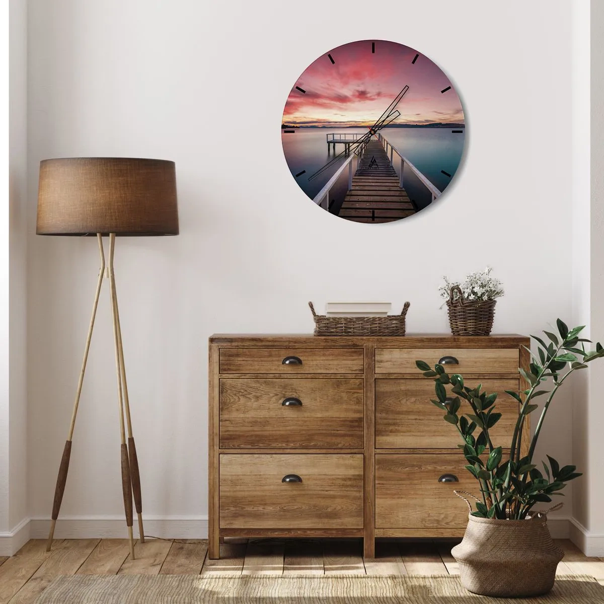 Vægur, Uret - En mole over en rolig sø ved solnedgang - 30x30cm - Aftenens blide flamme - Moderne vægdekoration til stue, køkken og soveværelse ARTTOR