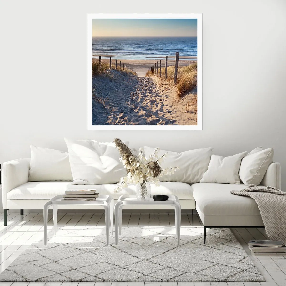 Plakat - Havet brummer, fuglene synger, en vild strand midt i græsset.... - 60x60 cm