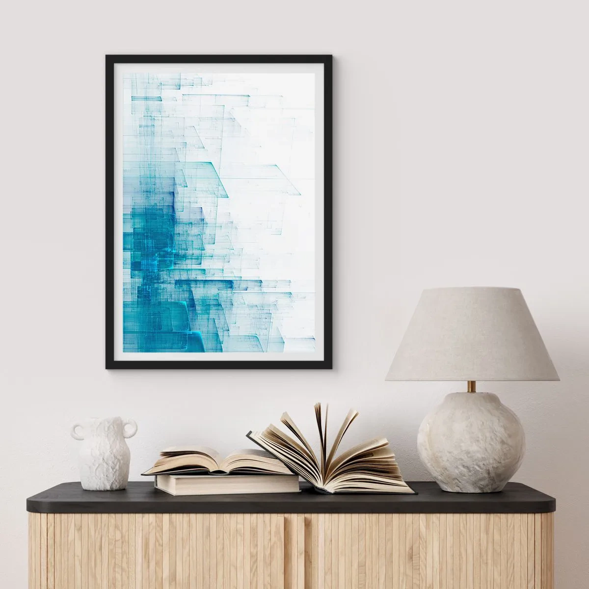 Plakat i sort ramme - Abstrakt geometrisk komposition i nuancer af blå og hvid - 50x70cm - Hvordan rummet blev til - Moderne vægdekoration til stue og soveværelse ARTTOR