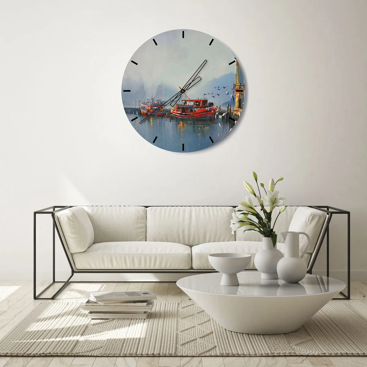 Vægur, Uret - En havn med røde både på roligt vand om morgenen - 30x30cm - Ved verdens ende - Moderne vægdekoration til stue, køkken og soveværelse ARTTOR