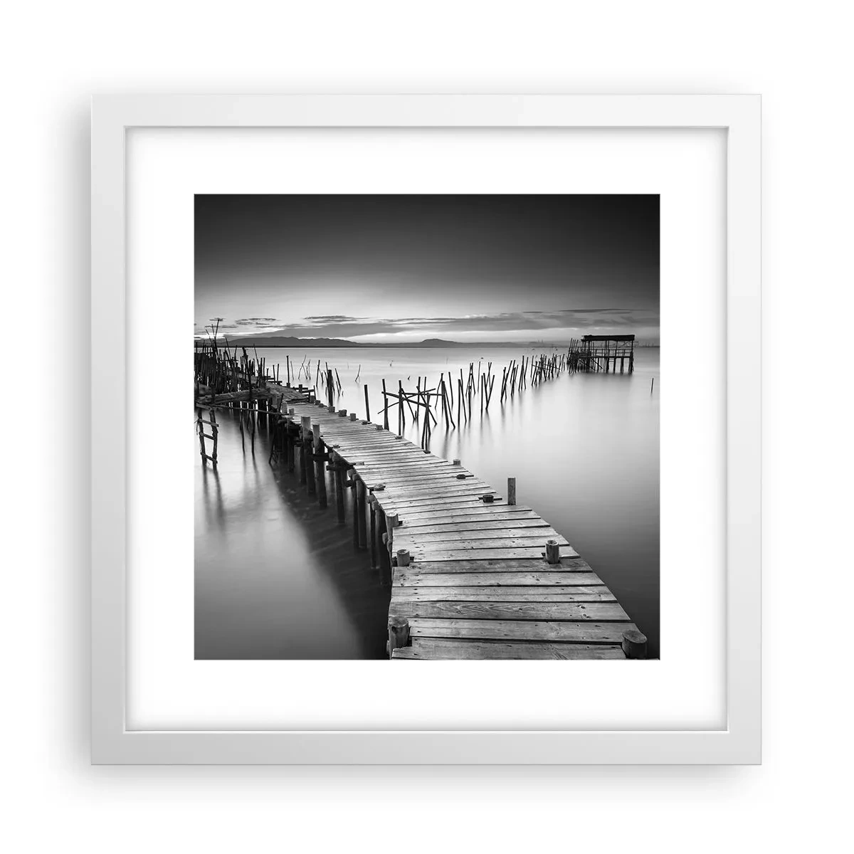 Plakat i hvid ramme - Stilheden fra en glemt kyst - 30x30 cm