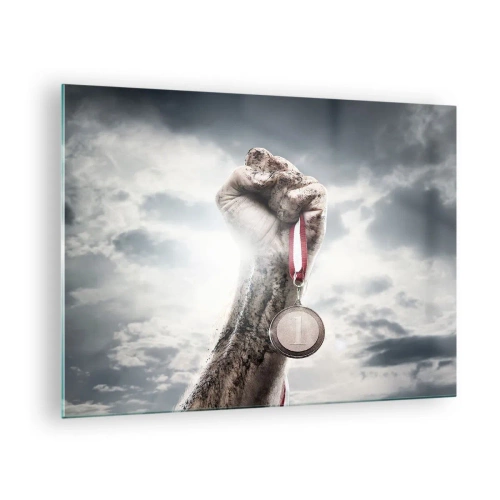 Billede på glas - En hånd, der holder en medalje mod en baggrund af skyer - 70x50cm - Per aspera ad astra - Moderne vægdekoration til stue og soveværelse ARTTOR