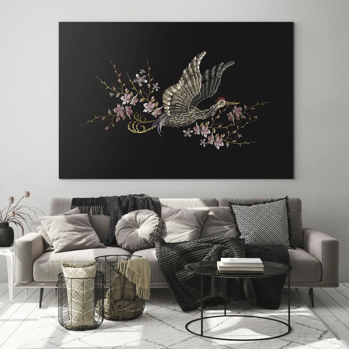 Billede på glas - Broderet fugl i flugt med blomster i baggrunden på en mørk baggrund - 70x50cm - Eksotisk broderet fugl - Moderne vægdekoration til stue og soveværelse ARTTOR