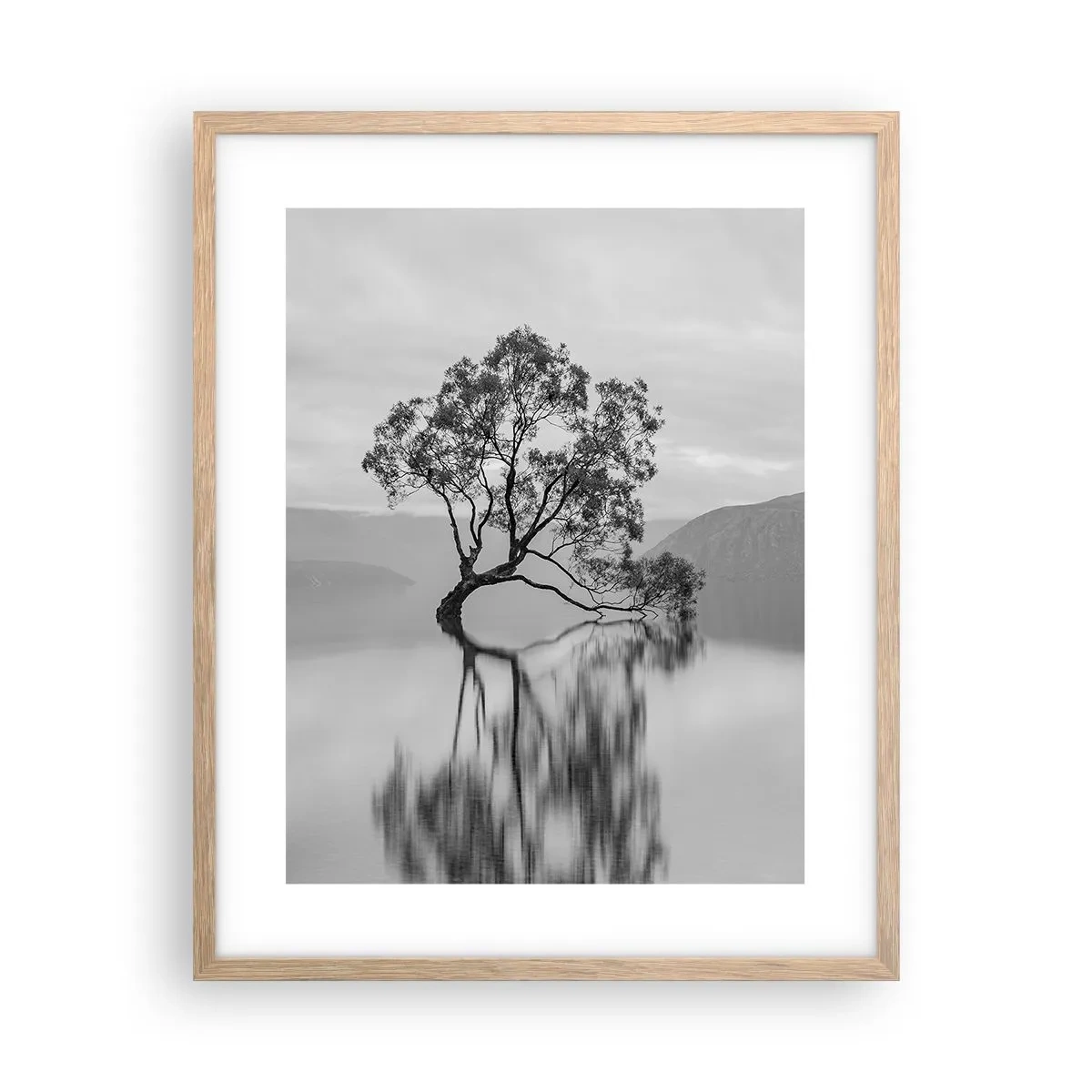 Plakat i ramme af lyst egetræ - Der findes et land - 40x50 cm