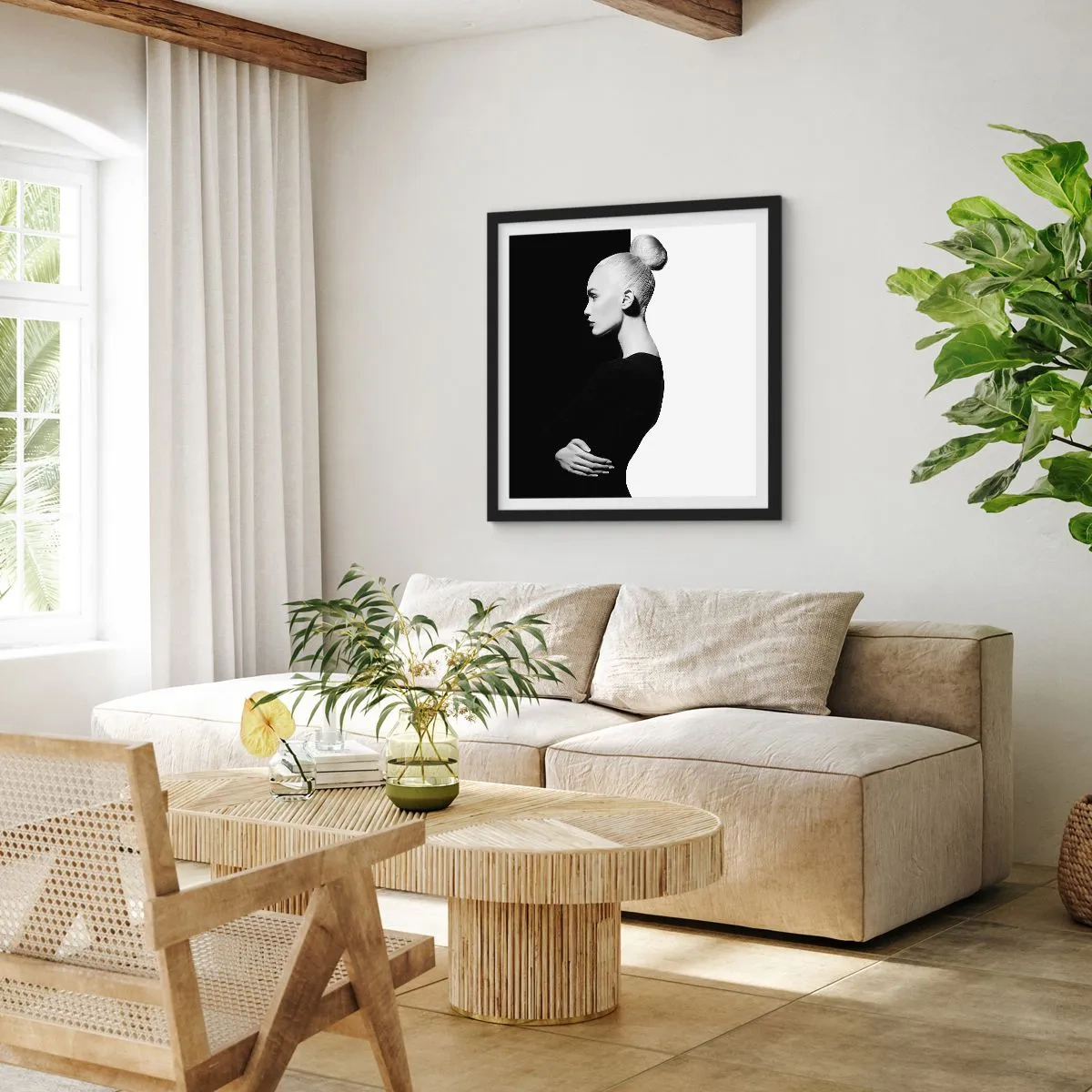 Plakat i sort ramme - Blot en kvinde - 40x40 cm