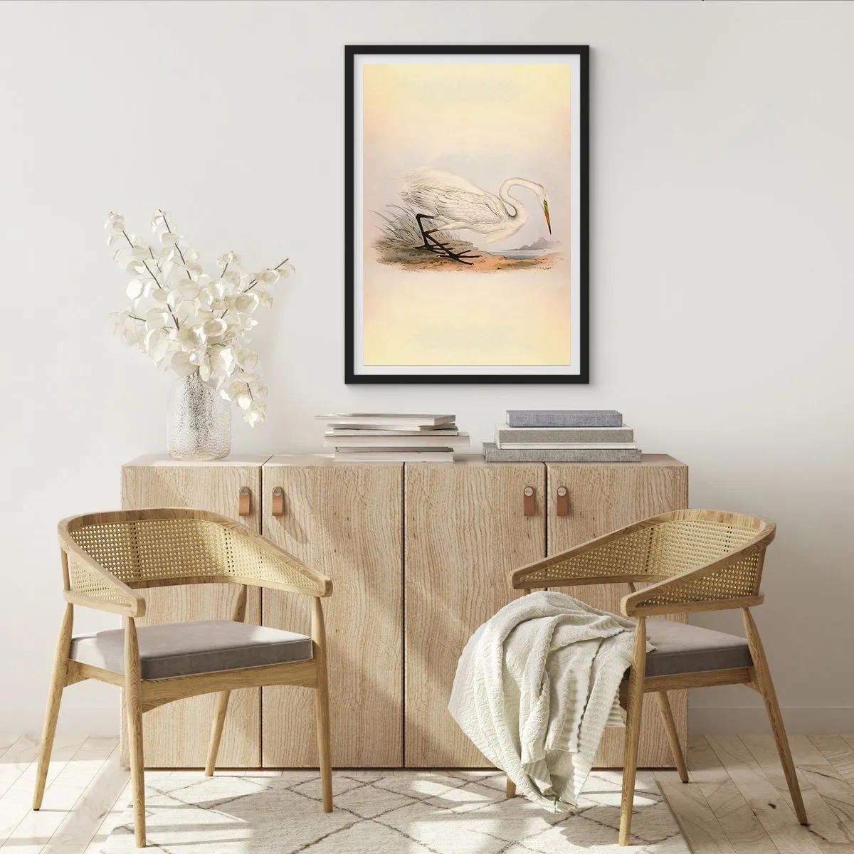 Plakat i sort ramme - Illustration af en hejre mod en pastelfarvet landskabsbaggrund - 50x70cm - Dame på sivene - Moderne vægdekoration til stue og soveværelse ARTTOR