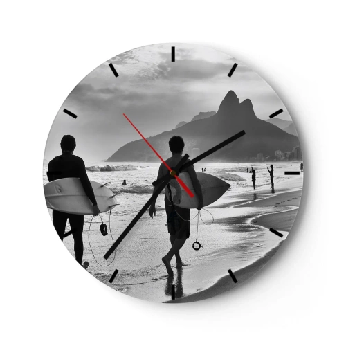 Vægur, Uret - To surfere på stranden i et sort-hvidt landskab - 30x30cm - Samba til én bølge - Moderne vægdekoration til stue, køkken og soveværelse ARTTOR