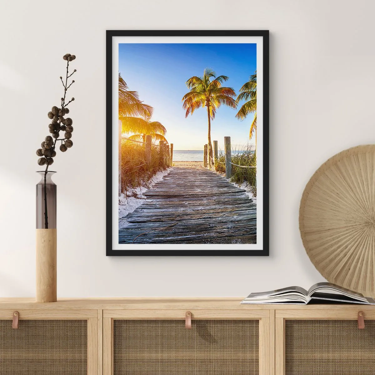 Plakat i sort ramme - Træsti til stranden med palmer i sollyset - 50x70cm - Direkte til paradis - Moderne vægdekoration til stue og soveværelse ARTTOR