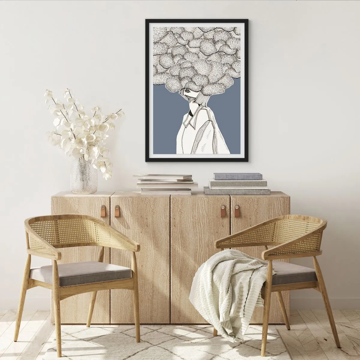 Plakat i sort ramme - En figur med en sky i stedet for et hoved, stiliseret i grå nuancer. - 50x70cm - Med hovedet i skyerne - Moderne vægdekoration til stue og soveværelse ARTTOR