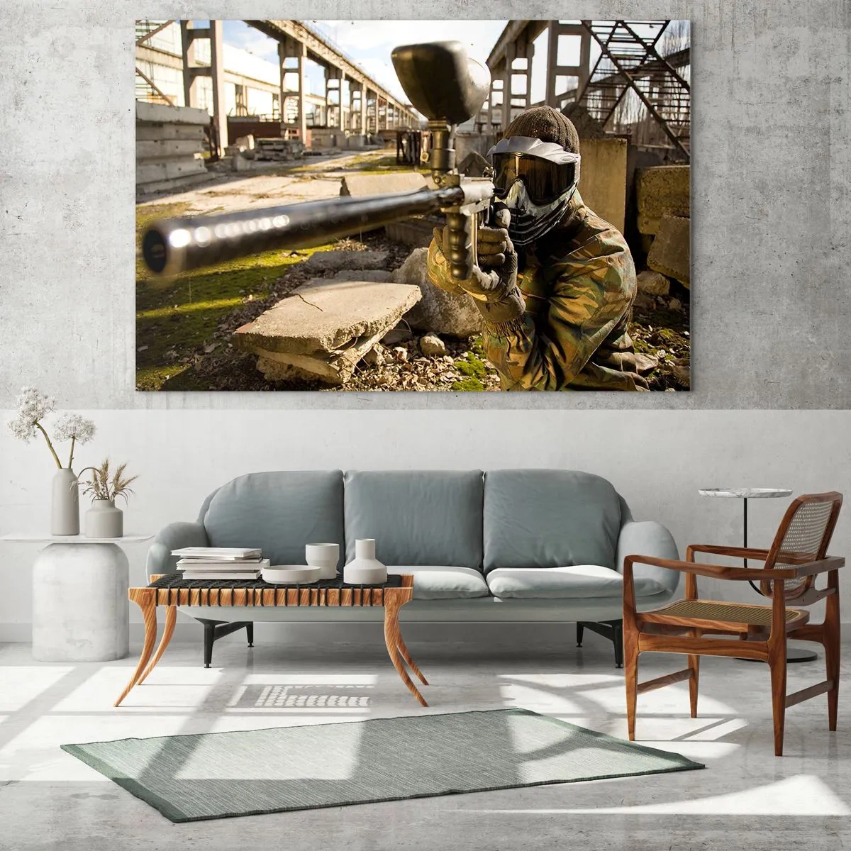 Billede på glas - Paintballspiller i aktion i et industrielt miljø - 70x50cm - Og du kan blive en helt - Moderne vægdekoration til stue og soveværelse ARTTOR