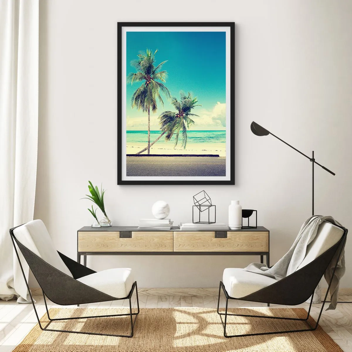 Plakat i sort ramme - To palmer på stranden med en blå himmel - 50x70cm - Ferietid til at starte - Moderne vægdekoration til stue og soveværelse ARTTOR