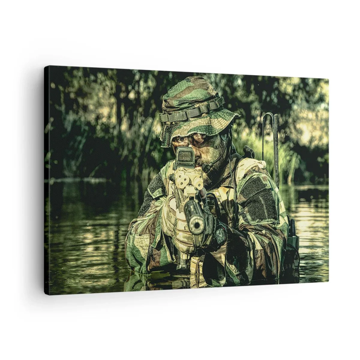 Lærredstryk - Billede på lærred - En soldat i camouflage sigter gennem vandet. - 70x50cm - Det bedste af det bedste - Moderne vægdekoration til stue og soveværelse ARTTOR