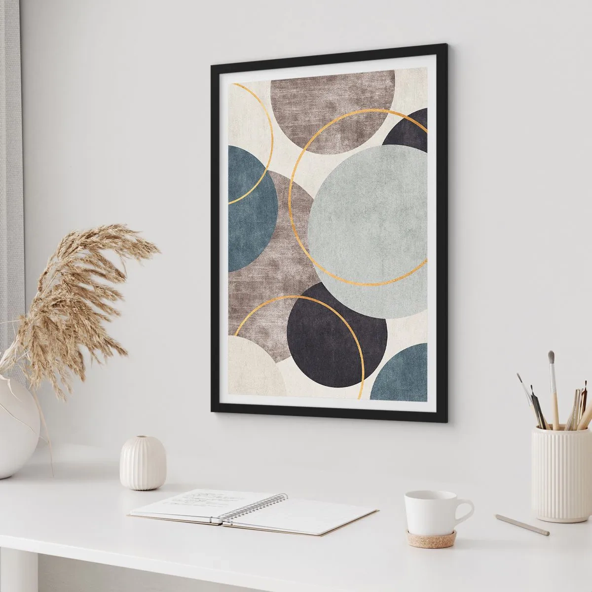 Plakat i sort ramme - Abstrakt geometrisk komposition med cirkler i blå nuancer. - 50x70cm - Hjul efter hjul - Moderne vægdekoration til stue og soveværelse ARTTOR