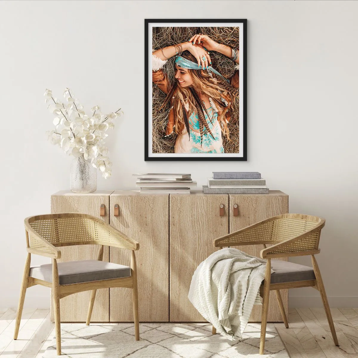 Plakat i sort ramme - En kvinde i boho-stil med dreadlocks og ornamenter mod en baggrund af tørt græs. - 50x70cm - På vej til kærlighedens sommer - Moderne vægdekoration til stue og soveværelse ARTTOR