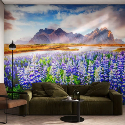 Fototapet Standard Eco - Styrke og strenghed ved siden af blidhed - Landskab, Bjerge, Blomster - 450x315 cm