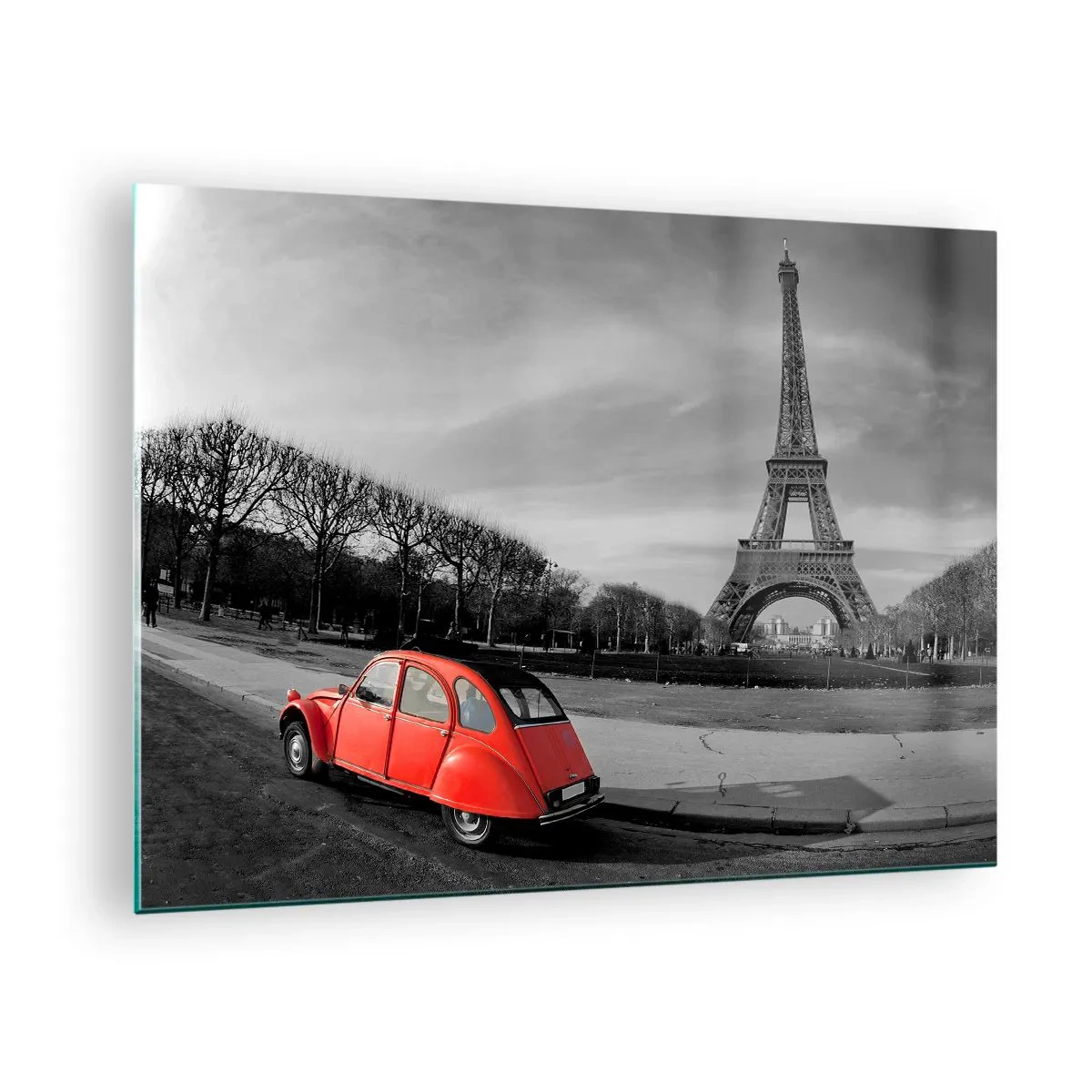 Billede på glas - En rød bil med Eiffeltårnet i baggrunden i sort-hvid omgivelser - 70x50cm - Mere parisisk end Paris selv - Moderne vægdekoration til stue og soveværelse ARTTOR