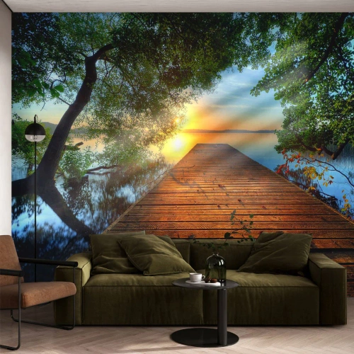 Fototapet Standard Eco - Tag dig god tid, sæt dig ned - Landskab, træbro, Sø - 450x315 cm