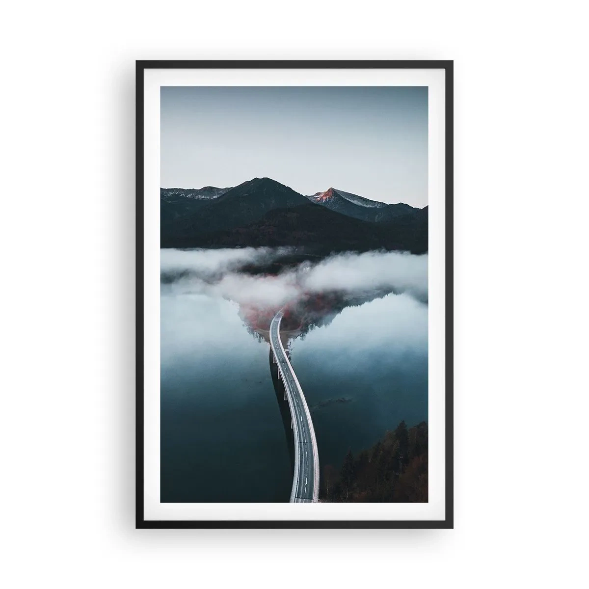 Plakat i sort ramme - Over vand så glat som et spejl - 61x91 cm